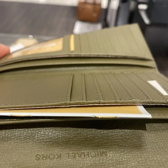 Travel Large Trifold wallet Leather 35H9GTVF3L - Picture 12 of 14